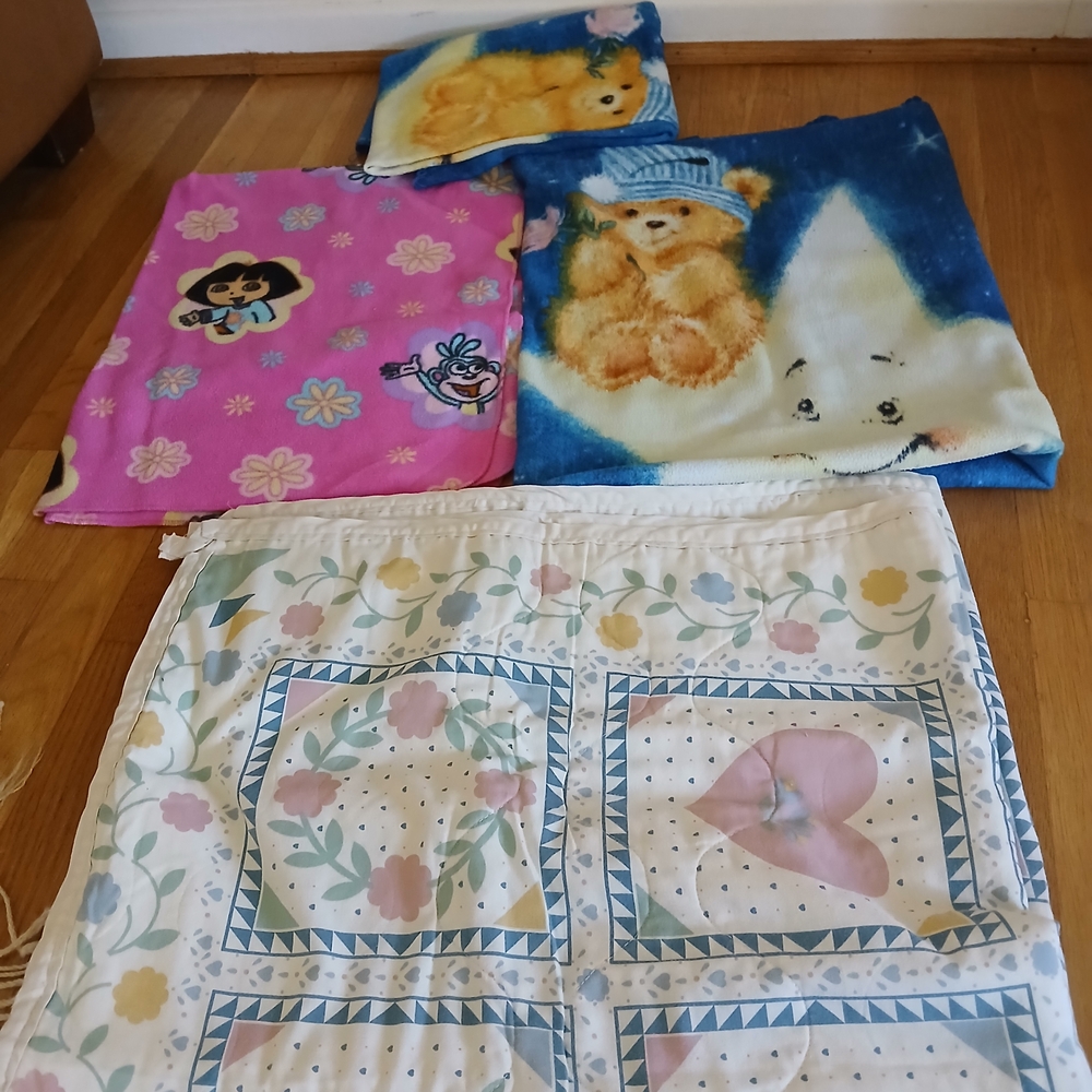 Colorful Children's Bedding Set with Fun Patterns - Picture 2 of 3